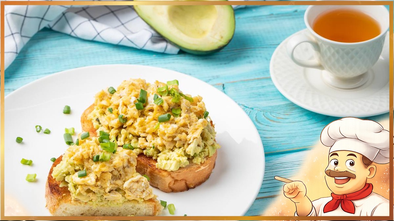 Тосты с пастой из авокадо и яйцами скрэмбл